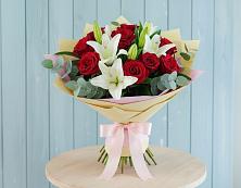 Букет цветов из:  Лилии и Розы в Кармаскалы