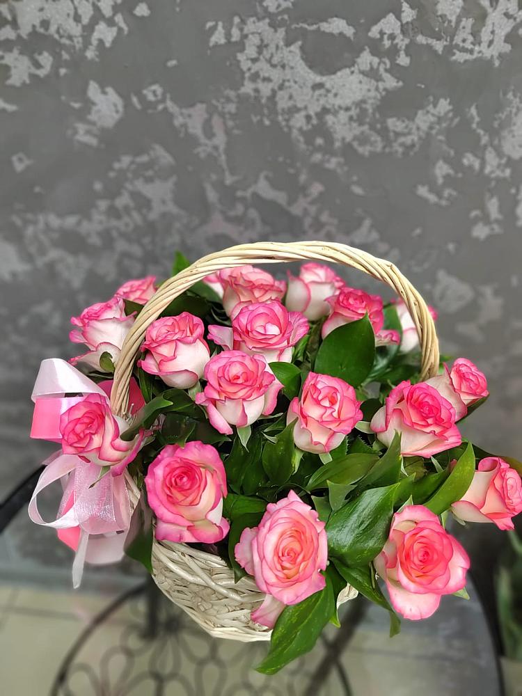 Цветочная композиция из Розы в корзине в Кармаскалы