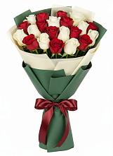 Букет Микс из красных и белых роз в Кармаскалы