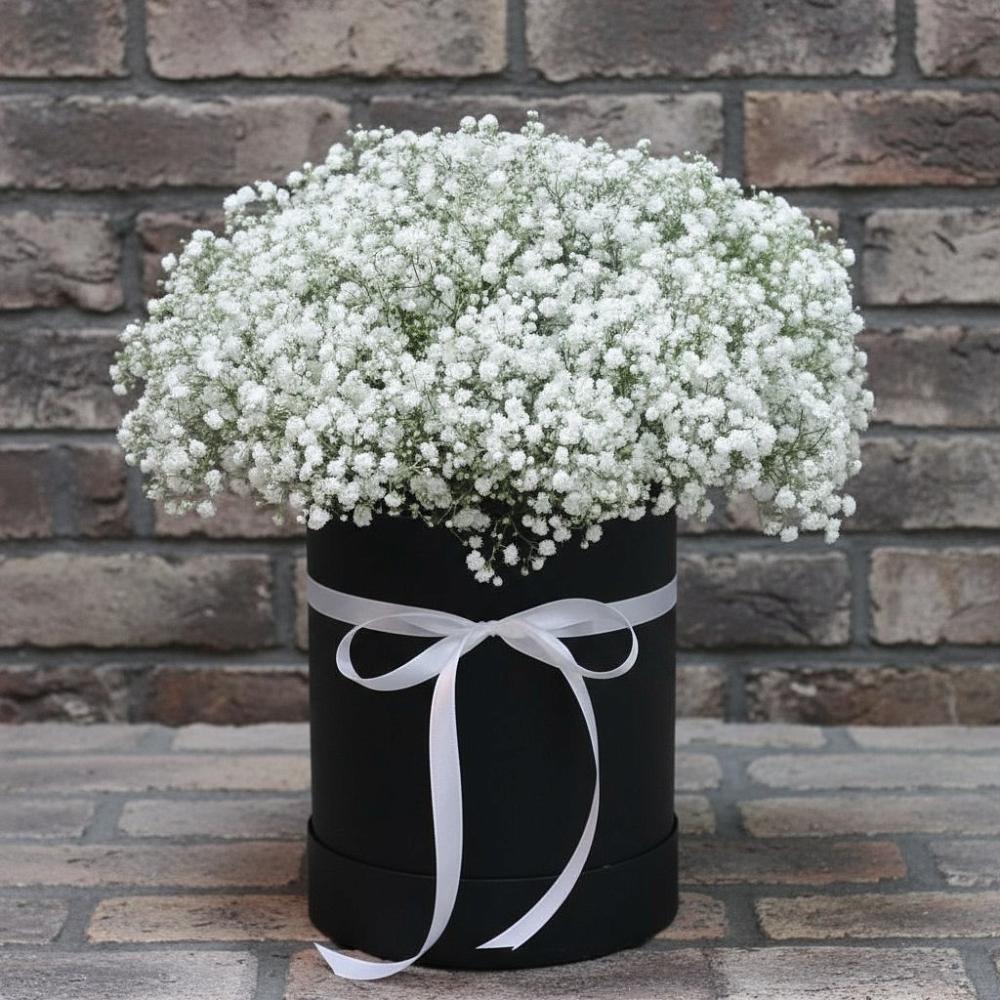 Цветочная композиция из Гипсофила в шляпной коробке в Кармаскалы