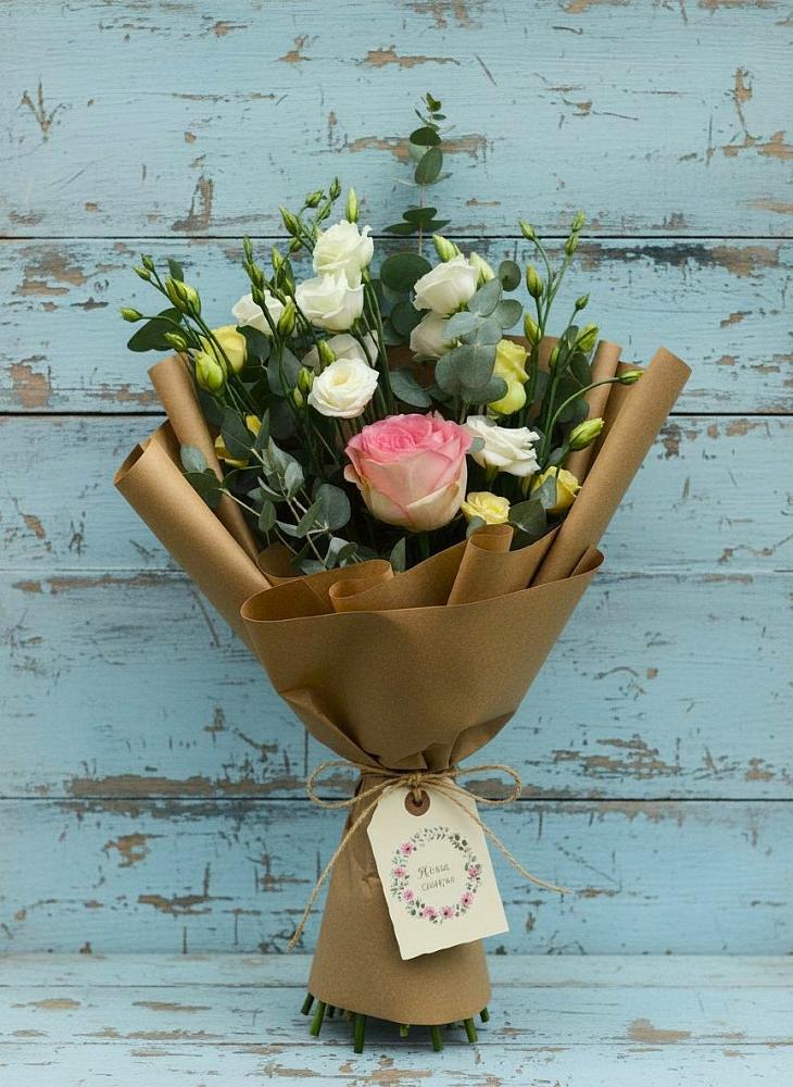 Букет цветов из: Розы и Лизиантусы в Кармаскалы