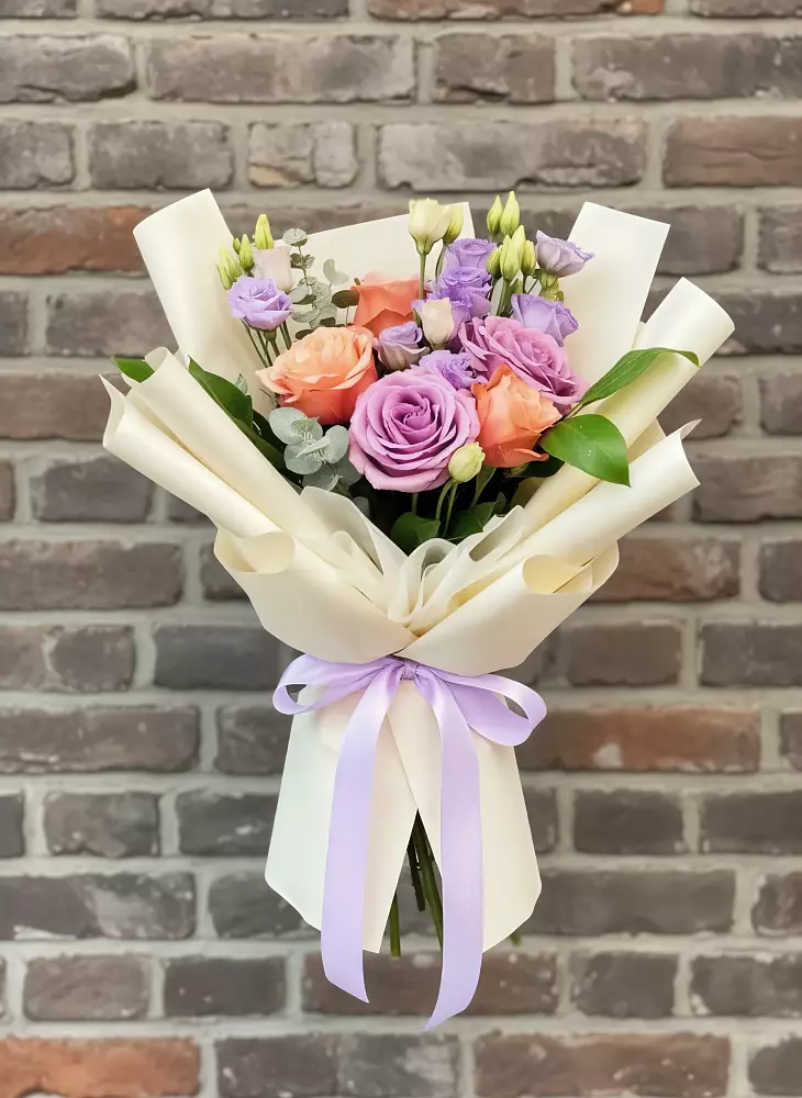 Букет цветов из: Лизиантусы и Розы в Кармаскалы