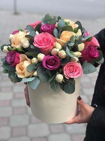 Цветочная композиция из Розы в шляпной коробке в Кармаскалы