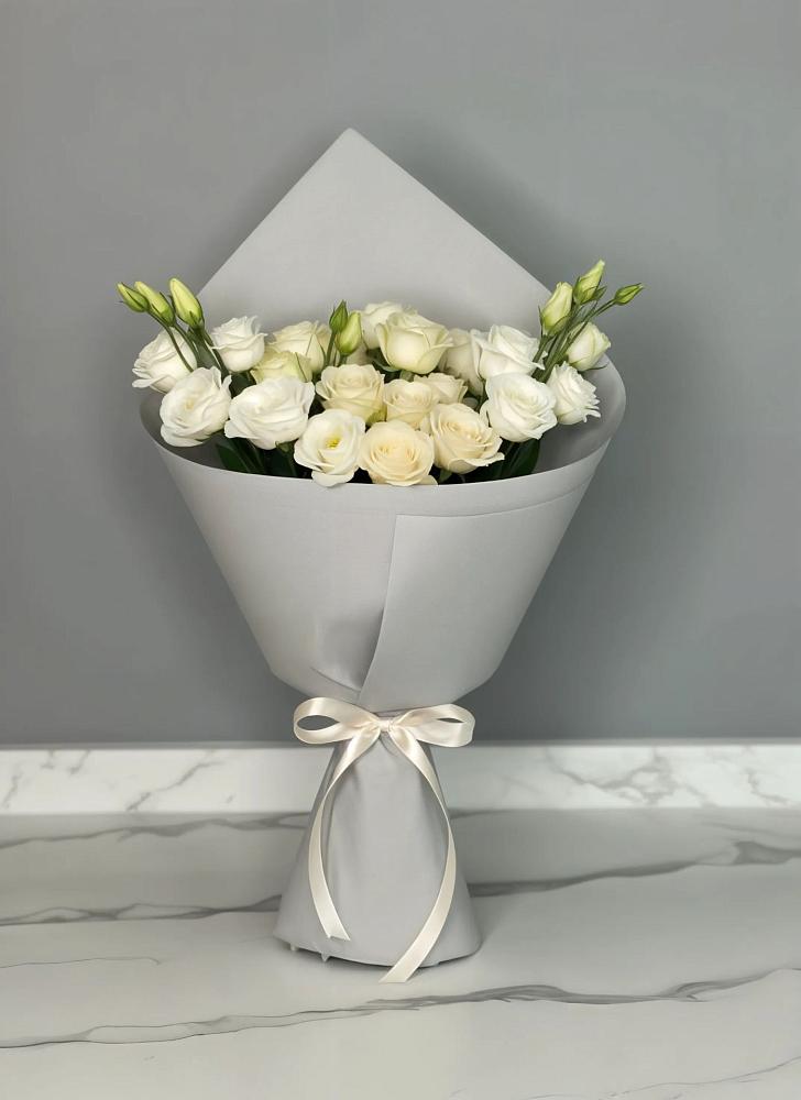 Букет цветов из: Розы и Лизиантусы в Кармаскалы