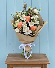 Букет цветов из:  Альстромерии, Лизиантусы, Розы и Хризантемы #REPLACE_PRED# Кармаскалы