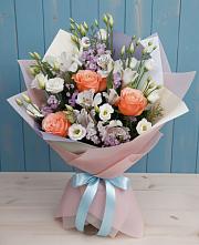 Букет цветов из:  Лизиантусы, Розы, Альстромерии и Гипсофила в Кармаскалы