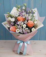 Букет цветов из:  Лизиантусы, Розы, Альстромерии и Гипсофила в Кармаскалы