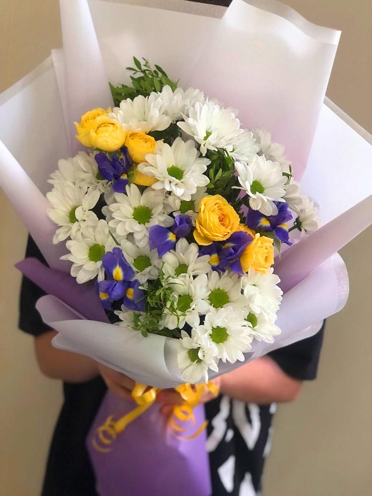 Букет цветов из: Ирисы, Хризантемы и Розы в Кармаскалы