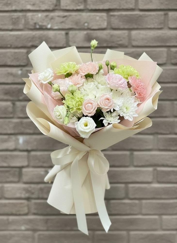 Букет цветов из: Гвоздики, Розы, Лизиантусы и Хризантемы в Кармаскалы