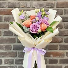 Букет цветов из:  Лизиантусы и Розы в Кармаскалы