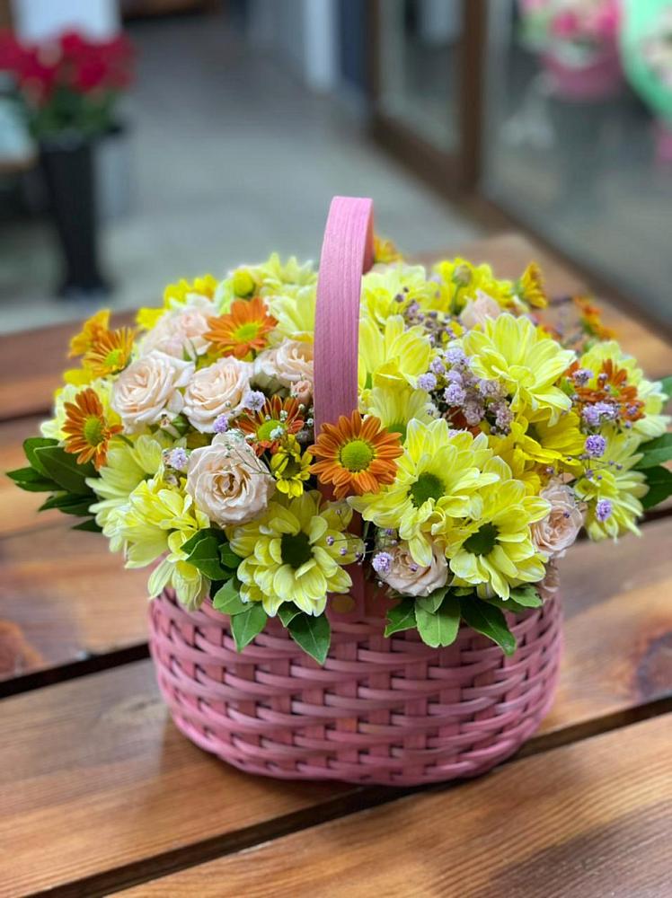 Цветочная композиция из Хризантемы и Розы в корзине в Кармаскалы