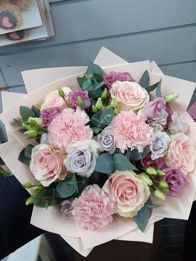 Букет цветов из: Розы, Гвоздики и Лизиантусы в Кармаскалы