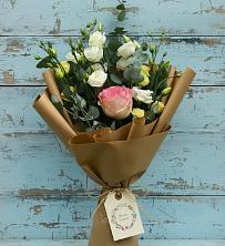 Букет цветов из:  Розы и Лизиантусы в Кармаскалы