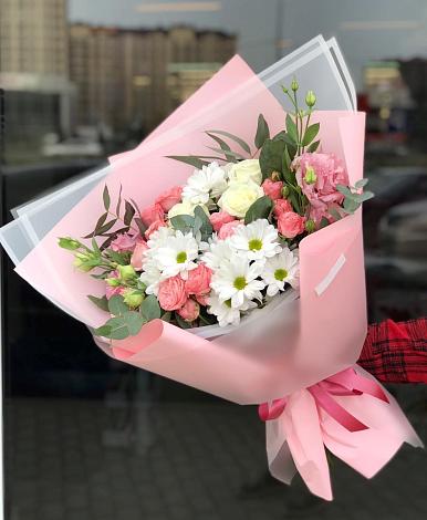 Букет цветов из: Розы, Лизиантусы и Хризантемы в Кармаскалы