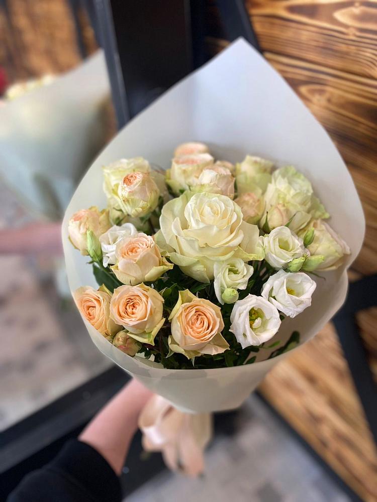 Букет цветов из: Розы и Лизиантусы в Кармаскалы